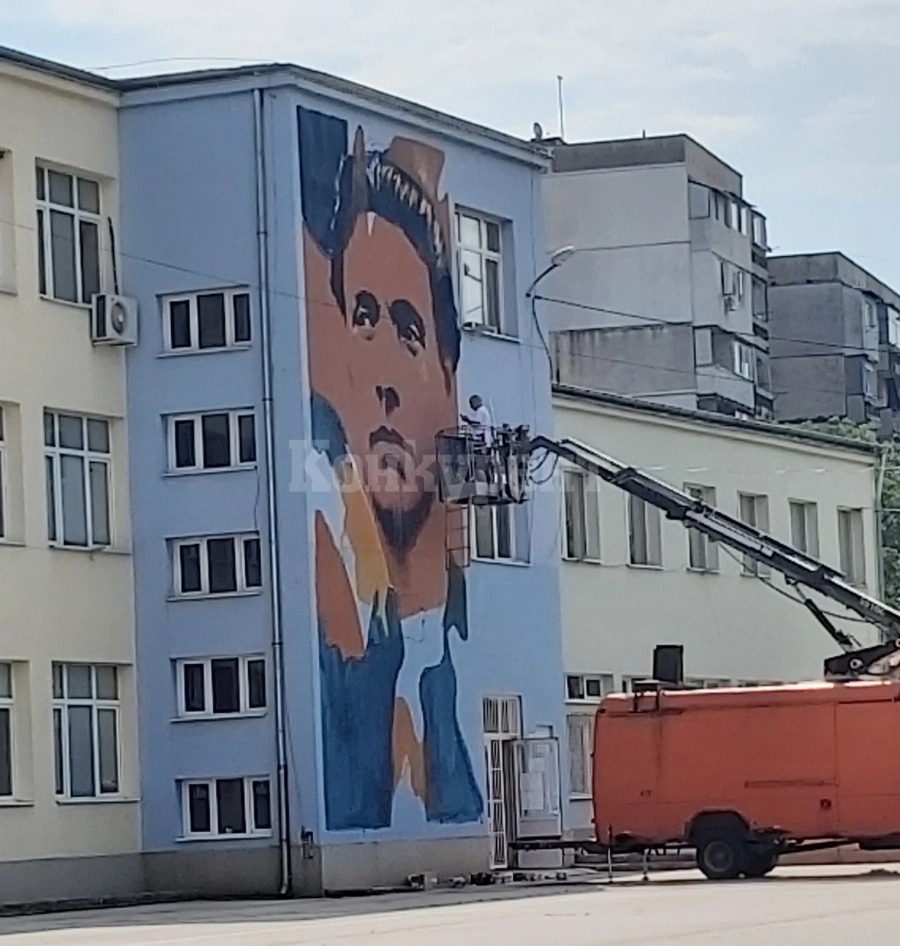 Напредва изрисуването на фасадата на ОУ \