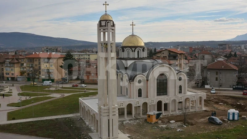 Срина се част от облицовката на храма „Свети Дух\