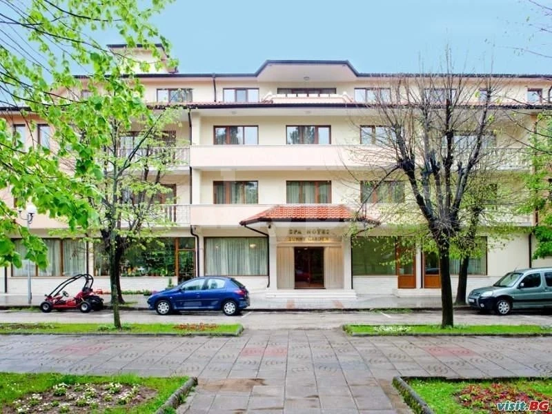 Във Вършец изреваха срещу хотел „Съни Гардън“, обгазявал града