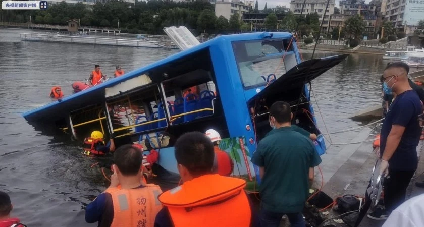 Автобус с ученици падна в езеро