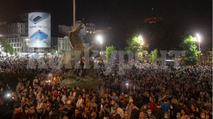 Бунт срещу карантината в Белград, протестиращи нахлуха в парламента