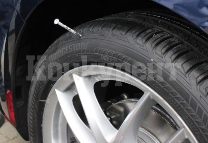 Внимание: Самотни мъже свалят жени, като им пукат гумите на колата
