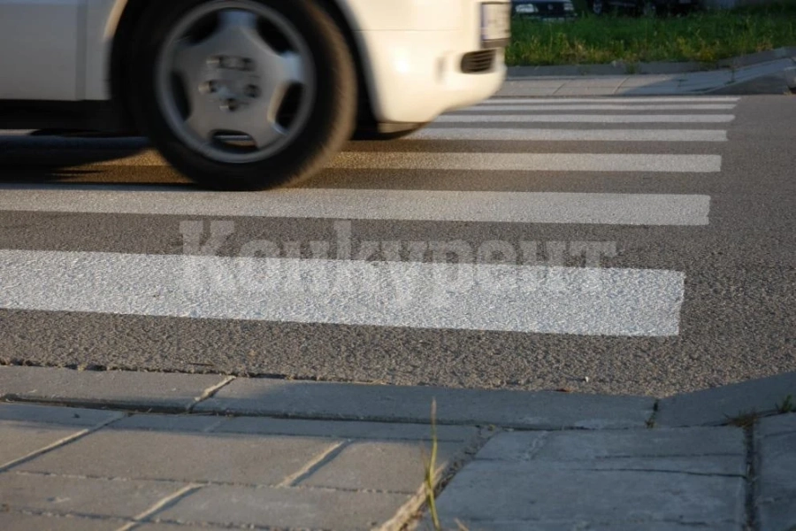 Кола помете двама души на пешеходна пътека в Шумен