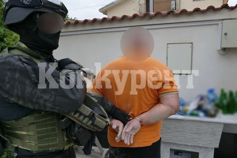 Разследват бивш митничар, кътал патрони в дома си