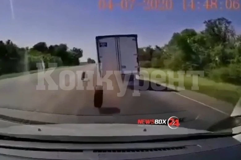 Гума се откачи от камион, заби се в кола и стана страшно ВИДЕО