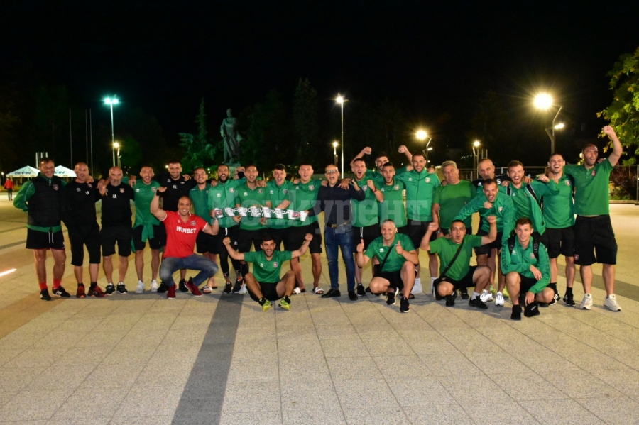 Посрещнаха като герои футболистите на Ботев във Враца СНИМКИ