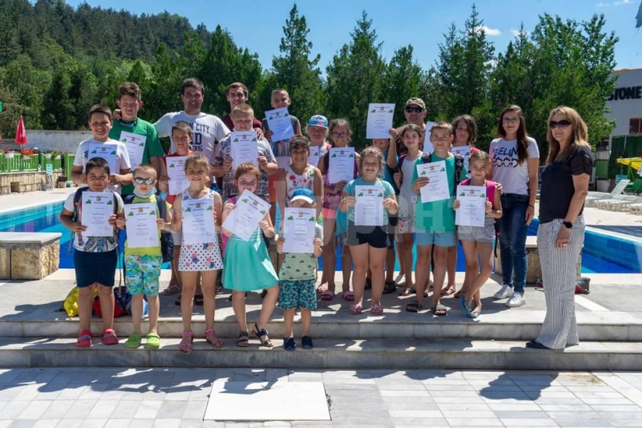 Деветнадесет деца от Мездра се включиха в първата смяна на плувните курсове за годината
