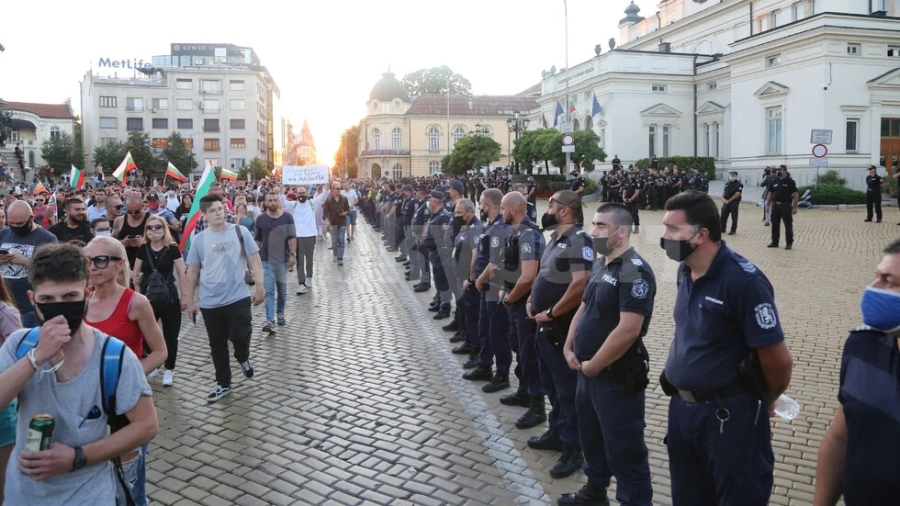 Трима полицаи са пострадали при протеста снощи