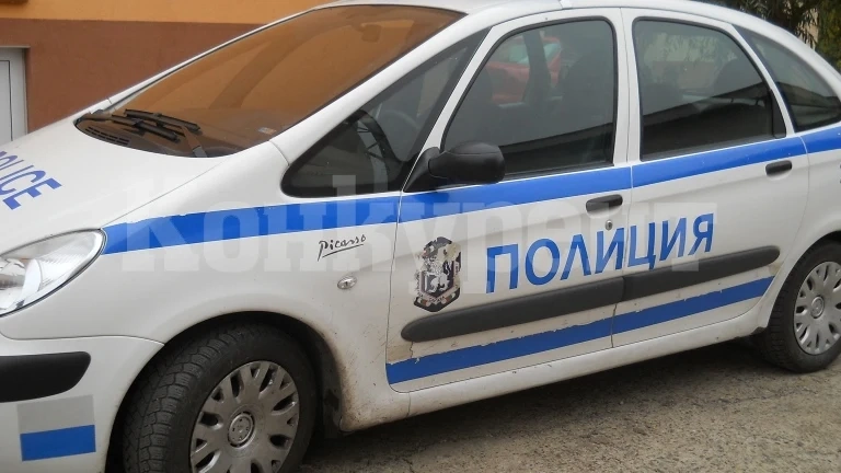 Апаши обраха мъж, докато разговарял с единия