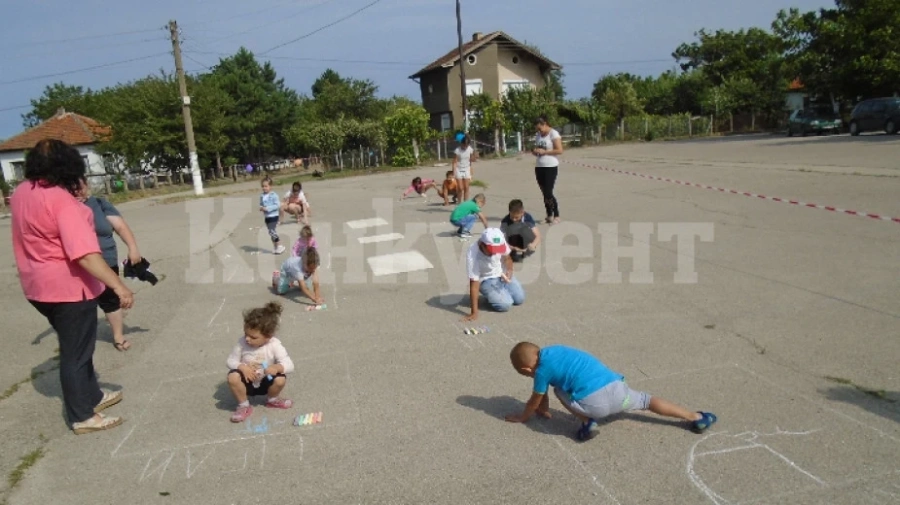 Деца рисуваха върху асфалт във Видинското село Ясен