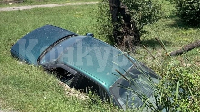 19-годишен шофьор обърна колата си в отводнителен канал
