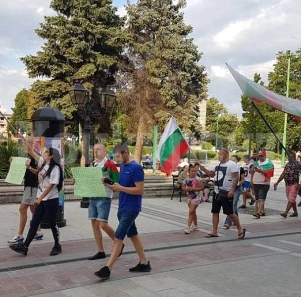 Видинчани на протест: „Ние не сме тулупи!” СНИМКИ
