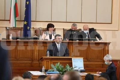 Младен Маринов в НС: 13 са задържани след безредиците на протеста снощи