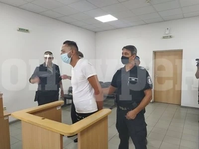 Внукът на Цар Киро към полицаи: Не ви ли се обадиха да ме пуснете?