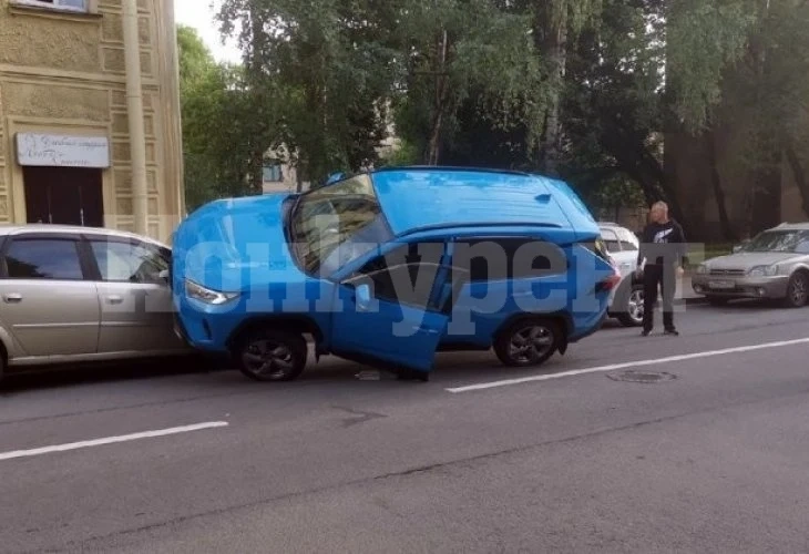 ВИДЕО запечата как шофьорка успя да се покачи върху паркирана кола