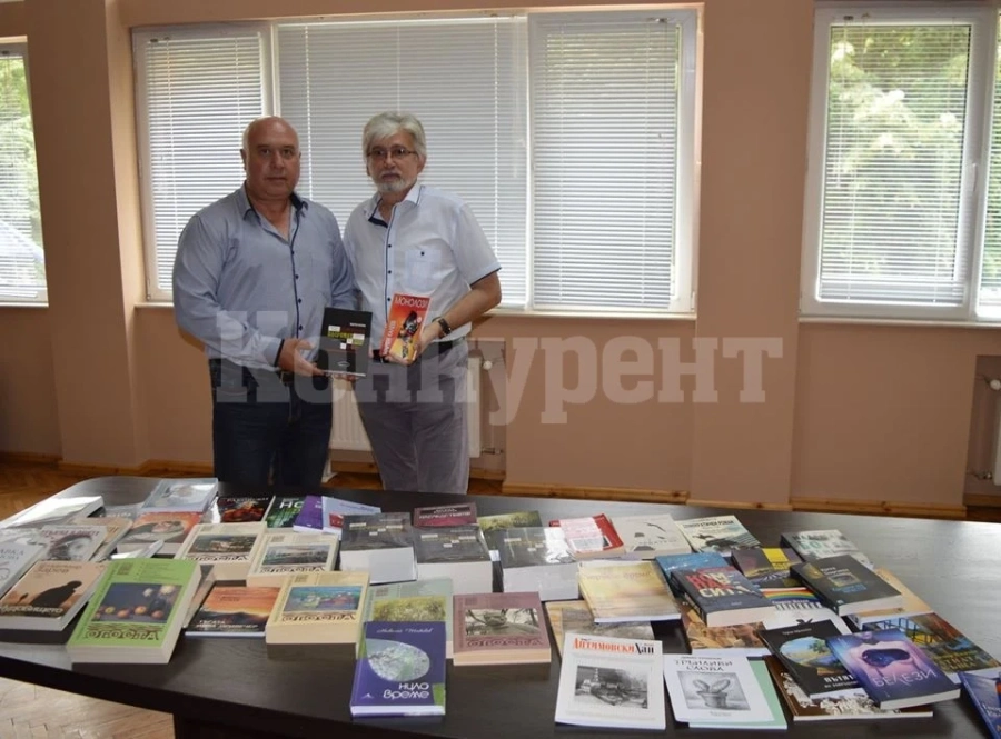 Дариха богата колекция от над 70 книги във Вършец