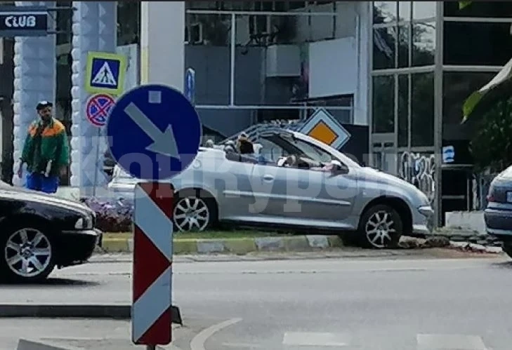 Млада дама с кабрио кацна във фонтана до Водната палата в Пловдив СНИМКИ
