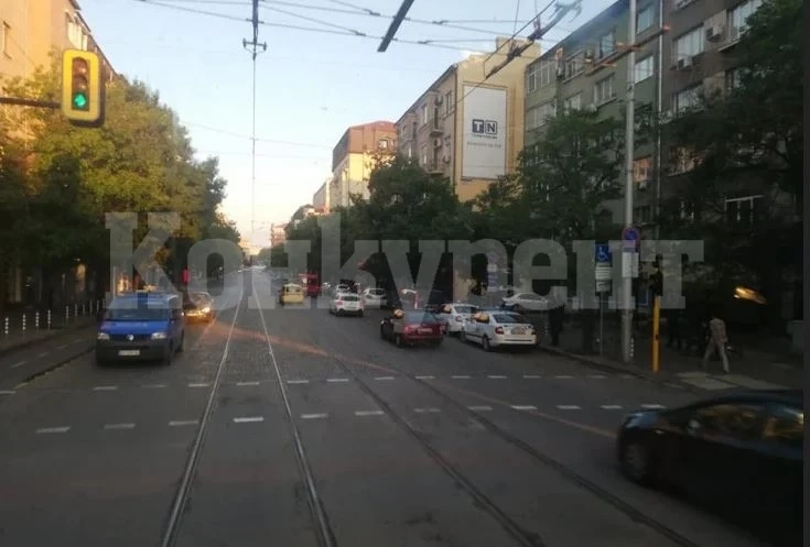Гъмжи от полиция в центъра на София СНИМКИ