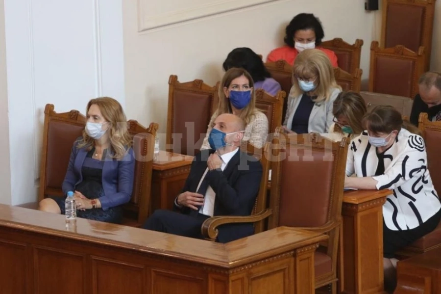 След рекордно кратки дебати - гласуват вота на недоверие на 21 юли