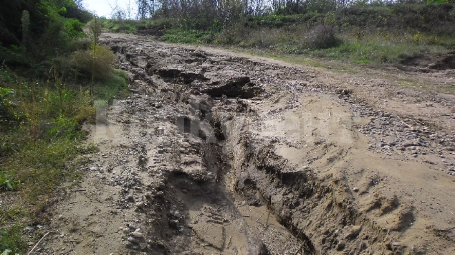 Укрепват свлачище в село Флорентин