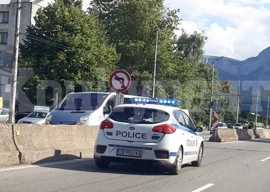 Шофьор на бус направи забранена маневра и отнесе младеж с „БМВ“ във Враца