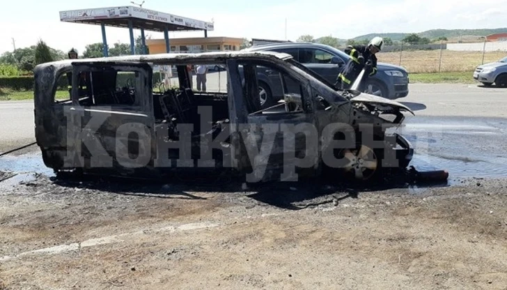 Бус пламна в движение на пътя между Лом и Монтана, изгоря до основи
