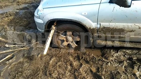 Общинска кола затъна на черен път край Бели брег