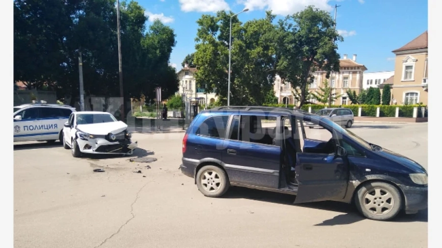 Лека кола натресе жена с „Рено” на възлово кръстовище във Видин
