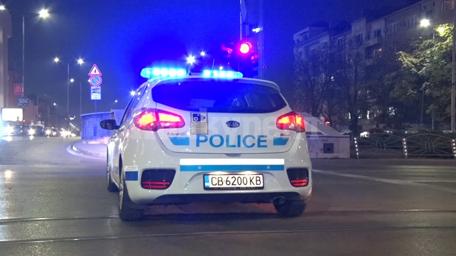 Див екшън! Бесен мъж нападна с юмруци беззащитна жена на бензиностанция