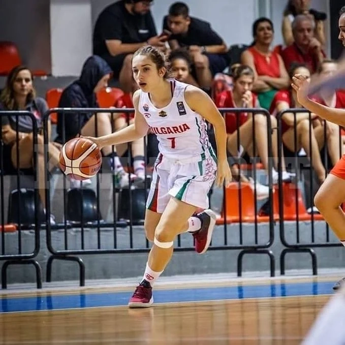 Повикаха две баскетболистки от Монтана в U20
