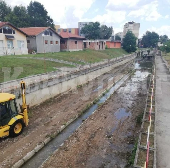 Почистиха от наноси и растителност коритото на река Моравешка