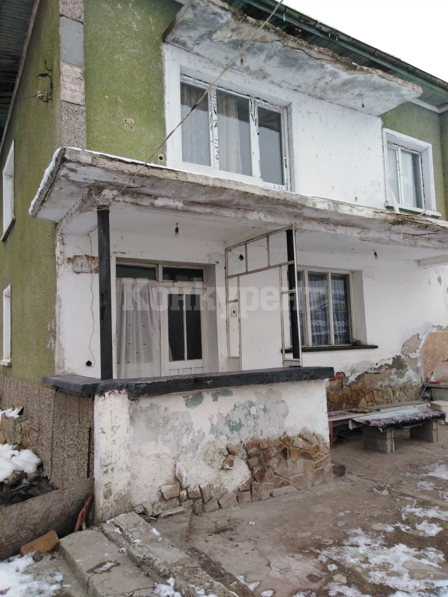 За без пари! Продават двуетажна къща в Лом