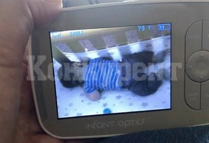 Камера в детска стая фиксира призрачна аномалия, която буди бебе ВИДЕО