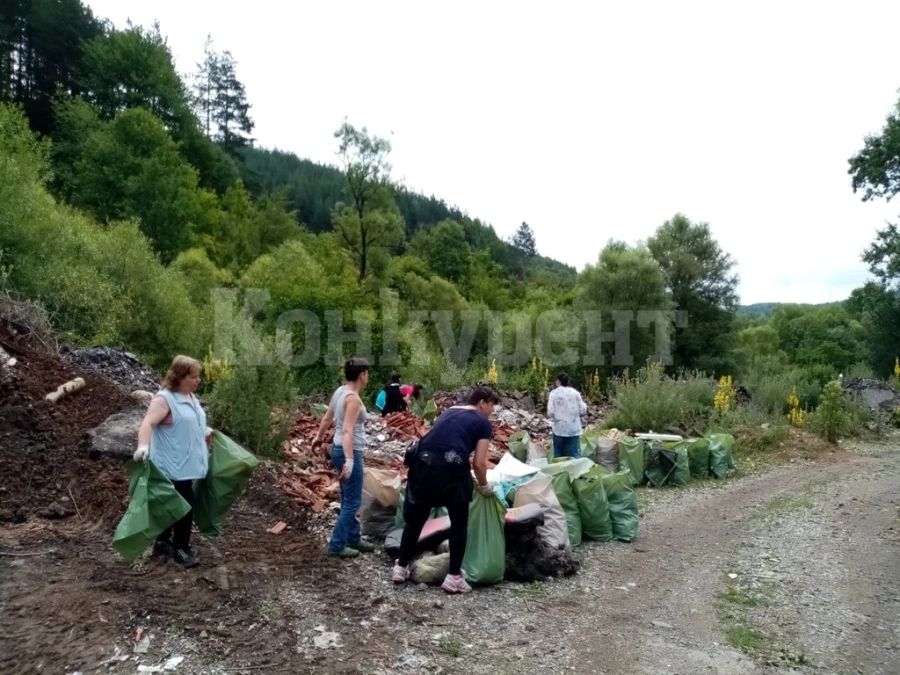 Доброволци разчистиха 20-годишно незаконно сметище край Чипровци