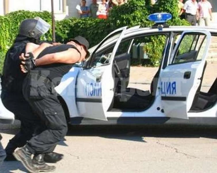 Този див Северозапад! Ченгетата спряха „Рено”, а пътник от колата ги замеря с дрога