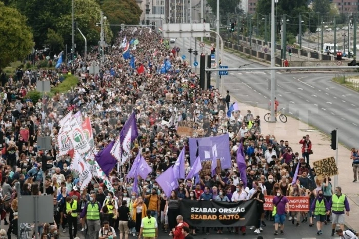 Хиляди протестираха в Будапеща за свобода на медиите