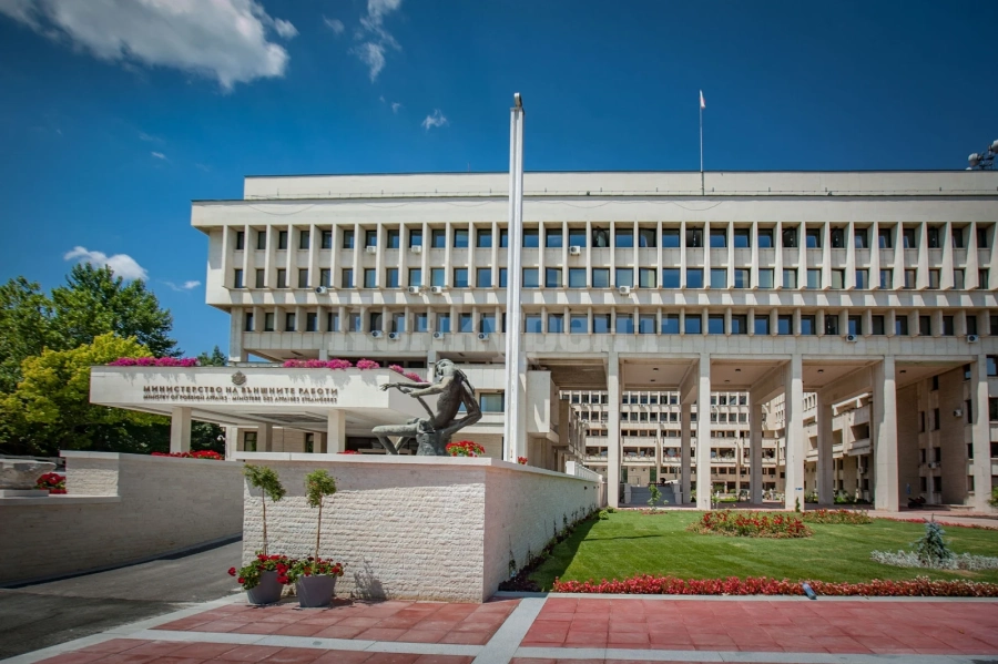 МВнР: Линиите ни са претоварени от денонощни запитвания