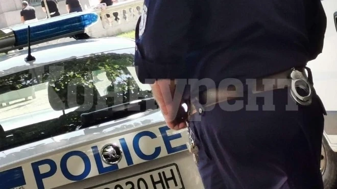 Полицаи задържали двама мъже погрешка