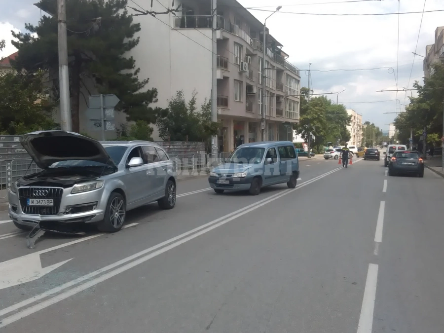 Катастрофа затрудни трафика на възлово кръстовище във Враца СНИМКИ