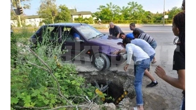 Карък! Мъртво пиян скочи с колело в двуметров изкоп