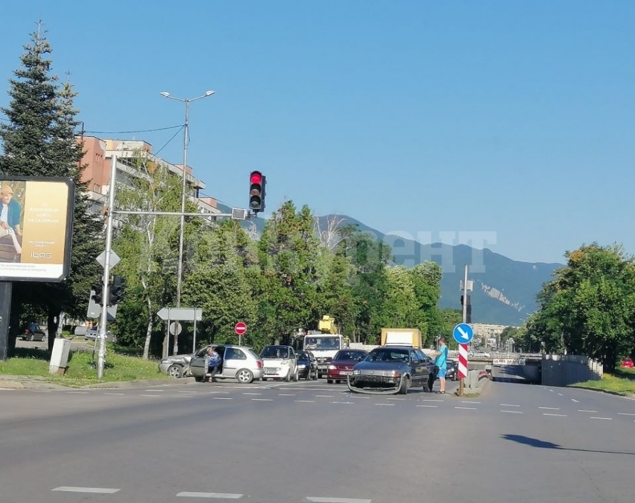  От последните минути! Катастрофа блокира трафика на възлово кръстовище във Враца СНИМКИ
