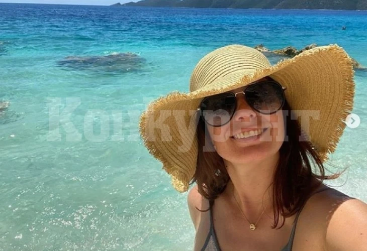 Алекс Сърчаджиева събра погледите от морето, а компания й прави... СНИМКИ 18+