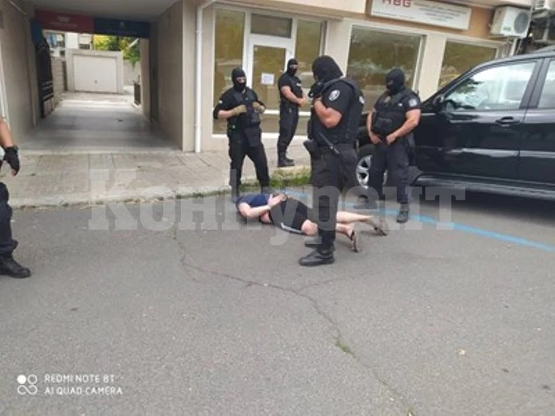 Спецченгета арестуват в Бургас подпалвач на камион, в дома му - пари, бокс и пистолет (Снимки)