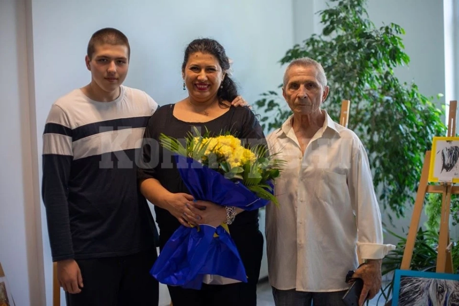 Феня Каранейчева подреди в Мездра първата си изложба живопис СНИМКИ