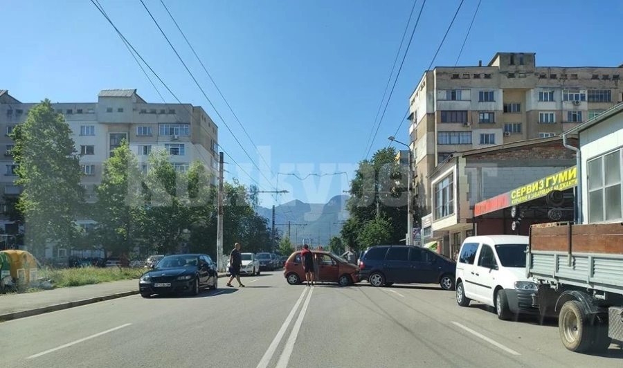 Лека катастрофа затрудни трафика на главна улица във Враца