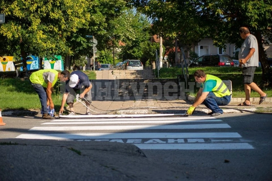 Обновяват пътната маркировка по основните улици в Мездра