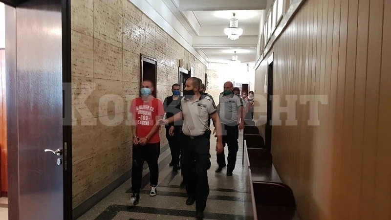 Оставят в ареста двамата, намушкали с вила и убили 51-годишния Георги от Крива бара СНИМКИ