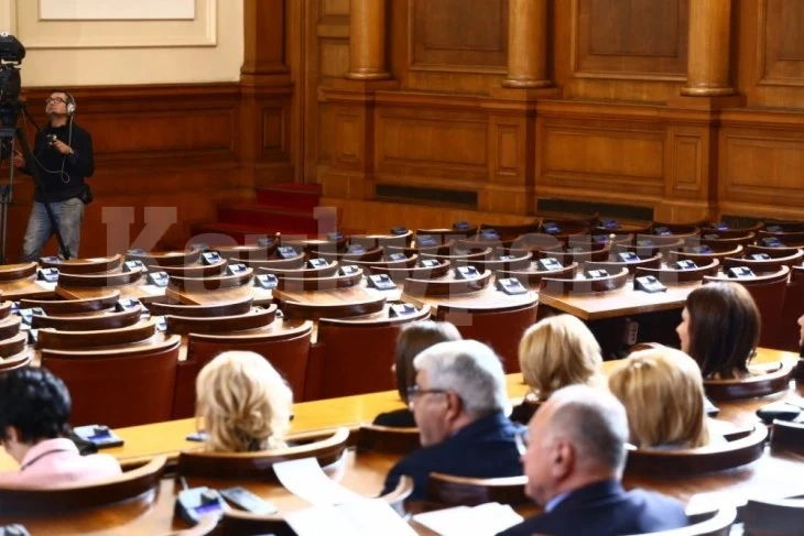 Депутатите на работа за последно преди дългата ваканция