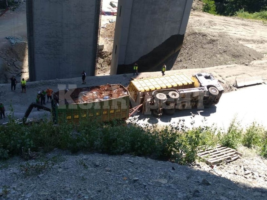  Камион се обърна на стария път край Витиня 