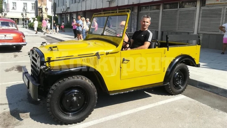ОБНОВЕНА Уникални коли на ретропарада във Видин СНИМКИ